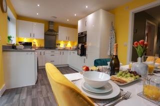 Lovely 3 bedroom house, Sleeps up to 5, 1 comfy double bed, 3 comfy single beds, Suitable for contractors and holiday makers, Quiet area, free wifi, Parking, Garden, - Telford - 3