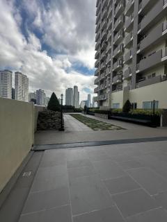 1BR-corner unit at Laureano di Trevi Makati - Manila - 3