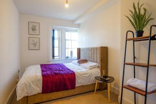 Zeenat Central Bury - Modern 2BR with Free Parking Sleeps 6 - 9