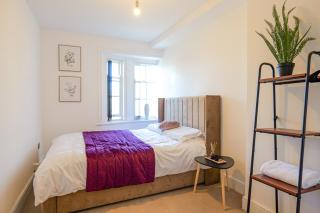 Zeenat Central Bury - Modern 2BR with Free Parking Sleeps 6 - 0