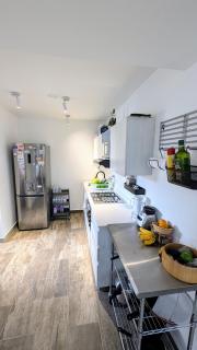 Beautiful Central Apartment - 9