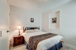 O Charming Bright Queen Bed Room Ensuite - West Vancouver - 0