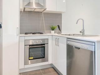 3 Bedroom Modern Central Clayton Living - 6