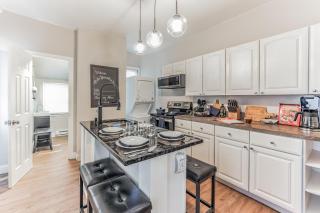 Close to all Walkable to PPL bars restaurants Near colleges hospitals parks - 9