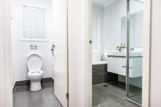 Serene Queen Room - Centrally Located at Gregory Hills - Shared Bathroom - - 2