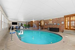Grandma's Fun 5BR House - Heated Indoor Pool - Sterling Heights - 0
