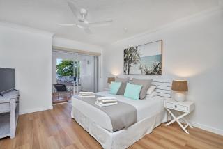 Absolute Beachfront One Bedroom Alassio Apartment 201 Palm Cove - Palm Cove - 0