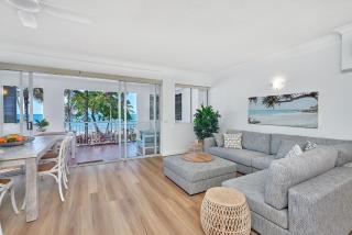 Absolute Beachfront One Bedroom Alassio Apartment 201 Palm Cove - 5