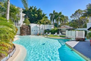 Absolute Beachfront One Bedroom Alassio Apartment 201 Palm Cove - 4
