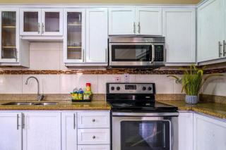 Townhouse Near AC Hotel - Pool - Kingston - 3