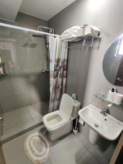 Stunning 2BR Condo in AIR Residences Makati High Floor and WFH with 300Mbps Wifi - 4