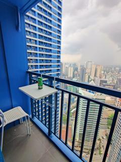 Stunning 2BR Condo in AIR Residences Makati High Floor and WFH with 300Mbps Wifi - Manila - 6