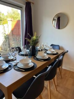 Group Getaway 6 Bedrooms, Sleeps 12, Games Room - Watford - 3