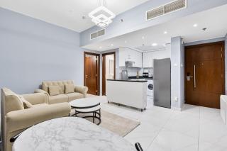 Stylish 1BR Sanctuary with Gym and Pool Access - Dubai - 1