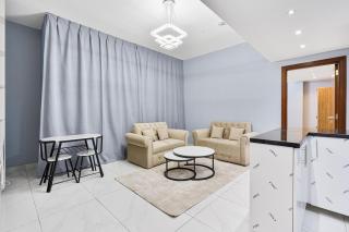 Stylish 1BR Sanctuary with Gym and Pool Access - Dubai - 2