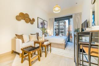 City View Studio Minutes Drive to Burj Khalifa, Azizi Riviera 43, Al Merkadh by Deluxe Holiday Homes - 0