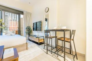 City View Studio Minutes Drive to Burj Khalifa, Azizi Riviera 43, Al Merkadh by Deluxe Holiday Homes - 8