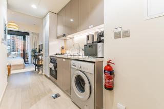 City View Studio Minutes Drive to Burj Khalifa, Azizi Riviera 43, Al Merkadh by Deluxe Holiday Homes - 5