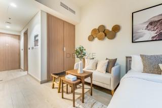 City View Studio Minutes Drive to Burj Khalifa, Azizi Riviera 43, Al Merkadh by Deluxe Holiday Homes - 3