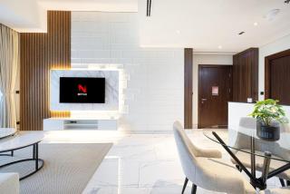 Cozy 1BR with Canal View, Pool & Gym Access - 5