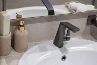 Modern 1-Bedroom Apartment with Stunning Burj Khalifa and city Views - 5