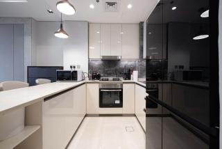 Modern 1-Bedroom Apartment with Stunning Burj Khalifa and city Views - Dubai - 3