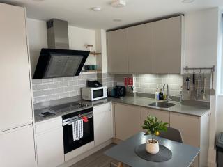 Central Leigh, on the Broadway, private gated parking, balcony - 5
