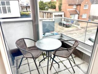 Central Leigh, on the Broadway, private gated parking, balcony - 7