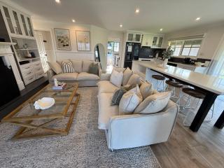 Sunny's Beach House in Apollo Bay with Jacuzzi - 5