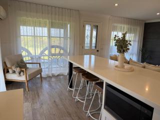 Sunny's Beach House in Apollo Bay with Jacuzzi - 3