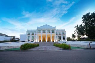 Grandeeza Hotel by Galison - 0