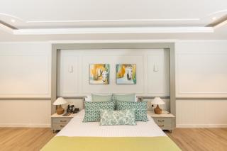 Grandeeza Hotel by Galison - 4