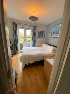 Choice of One double bedroom with a comfy double bed and private en suite for solo travellers or couples ,or alternatively book two double bedrooms for families or friends - Paddock Wood - 9