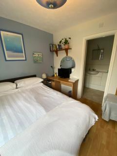 Choice of One double bedroom with a comfy double bed and private en suite for solo travellers or couples ,or alternatively book two double bedrooms for families or friends - Paddock Wood - 8