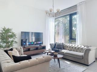 Modern Five Bedroom Villa with BBQ and Garden - Dubai - 0