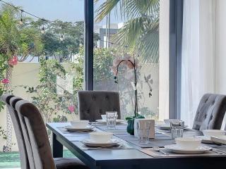 Modern Five Bedroom Villa with BBQ and Garden - Dubai - 9