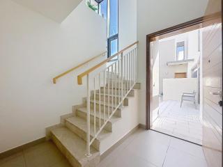 Modern Five Bedroom Villa with BBQ and Garden - Dubai - 8