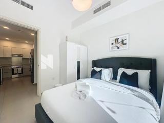 Modern Five Bedroom Villa with BBQ and Garden - Dubai - 7
