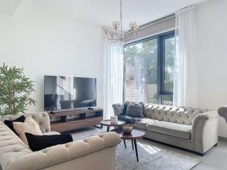 Modern Five Bedroom Villa with BBQ and Garden - 1