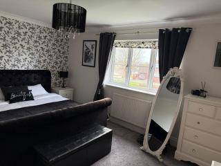 Rhuddlan 5-Bed House Sleeps 7 Pet-Friendly - 3
