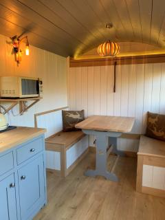 Luxury shepherd hut on rare breed smallholding - Bulford - 5