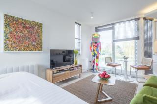 Superb Central Apt River Views & Parking - 5