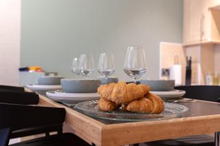 Newly Refurbed Warwick Apt 2BR Sleeps 3 Free Parking - 1