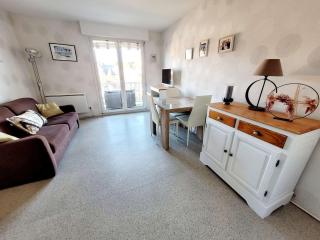 Charmant T2 avec Balcon à Deux Pas de la Digue, Plein Ouest - Cuisine Équipée, Séjour Lumineux - FR-1-675-24 - 2