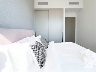 Luxurious 1BR at Grande Downtown with Iconic Views - 7