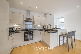 Downtown Living by Lawsons with FREE PARKING - 5