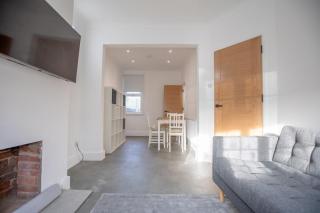 Stylish Refurbished 3-Bed Haven - 0
