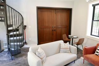 The Chic Carriage house in Shaw Sleeps 2 - Washington - 9