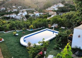 Hermosa Casa con Piscina y Gran Vista a la Montaña - 0