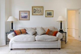 Cute 2-bed Chelsea Apartment - 3